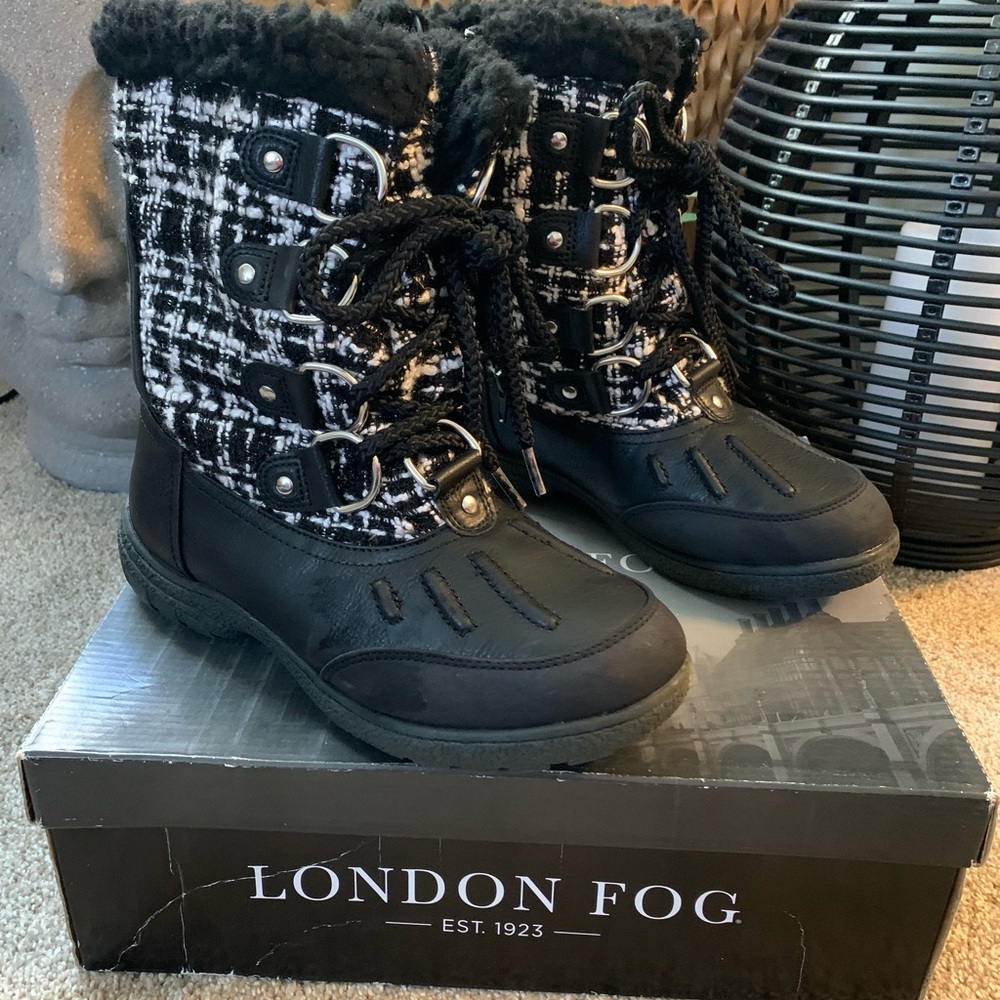 Winter Boots
Brand: London Fog LFW-UXBRIDGE
Color: BLK/BLK TWEED
Size: 8M